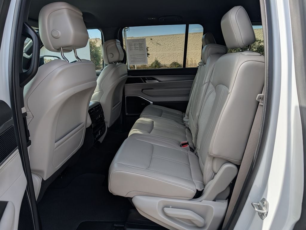 2025 Jeep Wagoneer Base