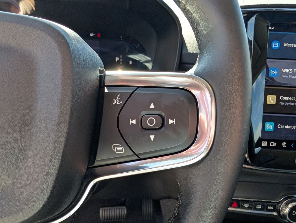 2025 Volvo XC40 B5 Plus Bright Theme