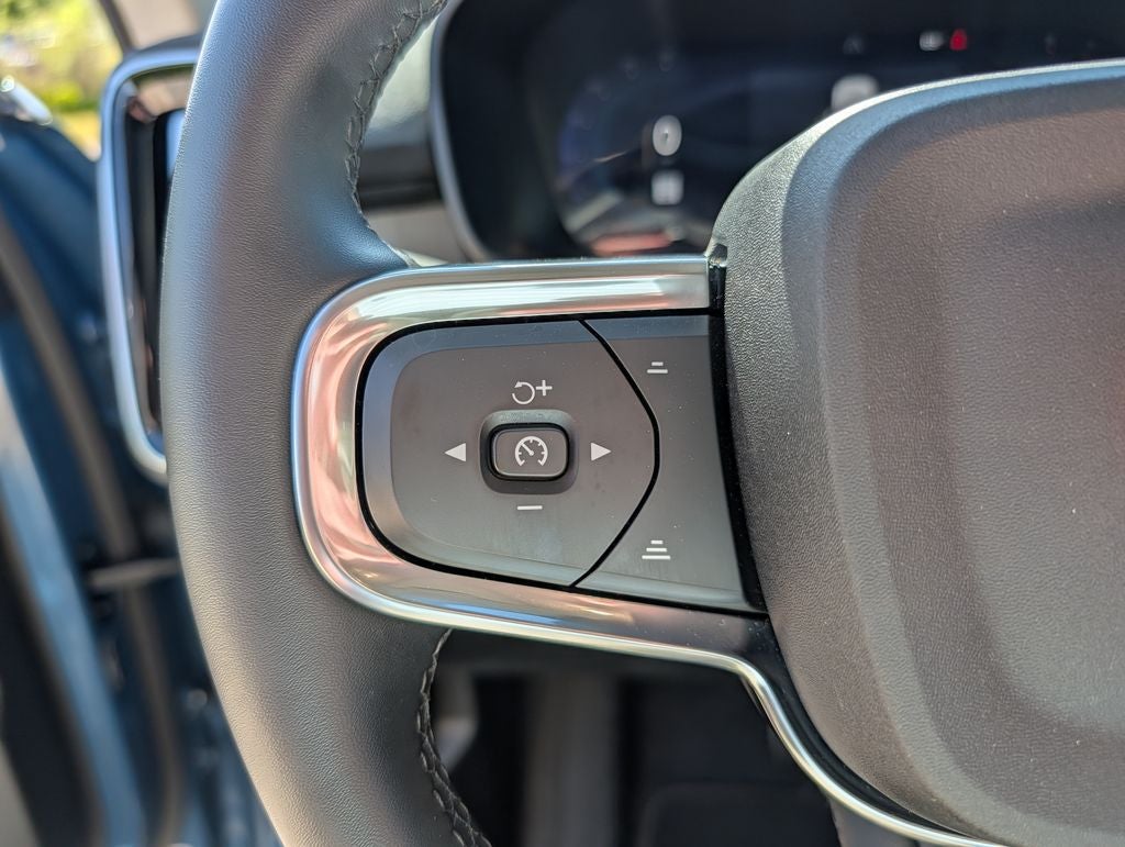2025 Volvo XC40 B5 Plus Bright Theme