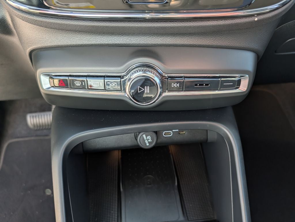 2025 Volvo XC40 B5 Plus Bright Theme