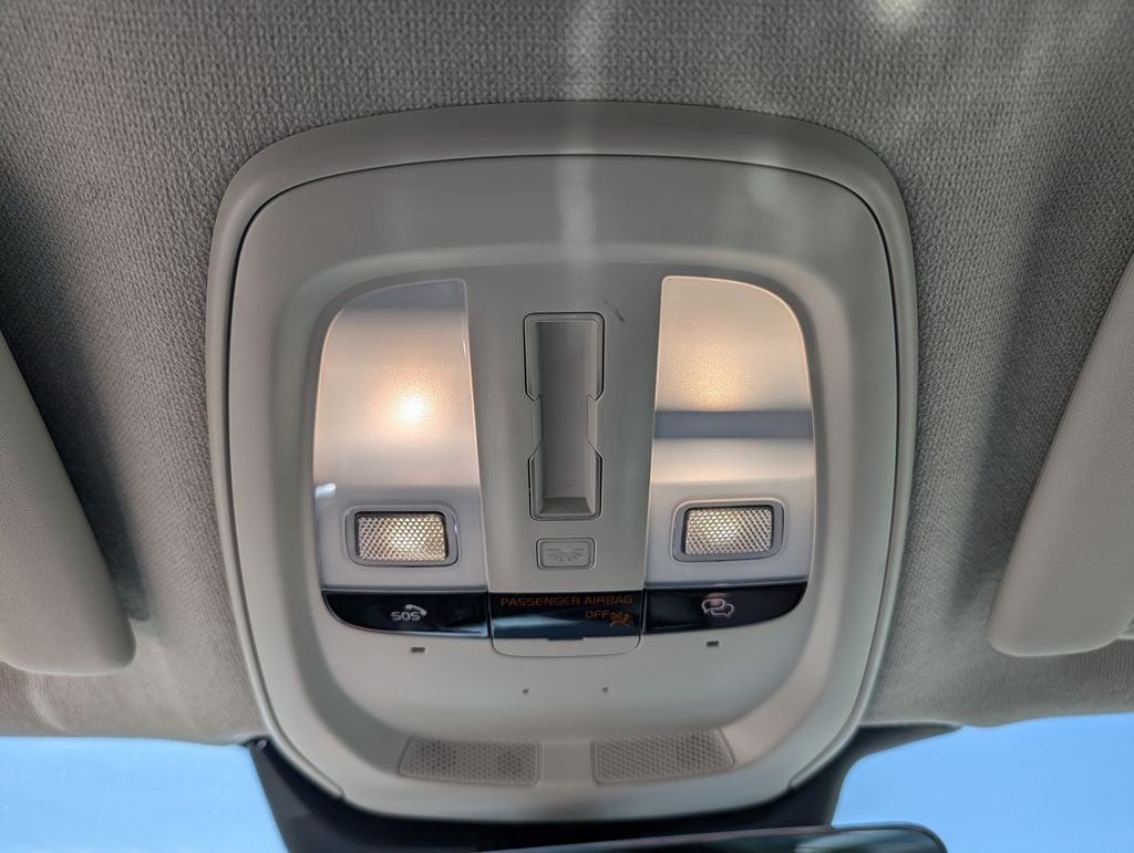 2025 Volvo XC40 B5 Plus Bright Theme