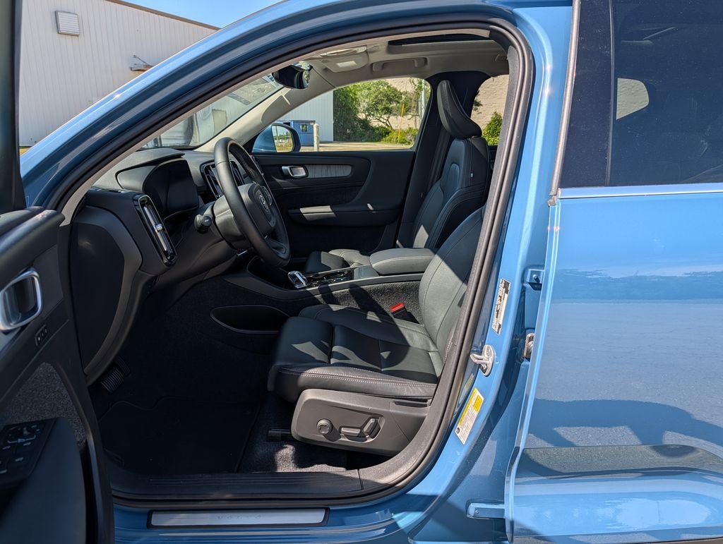 2025 Volvo XC40 B5 Plus Bright Theme