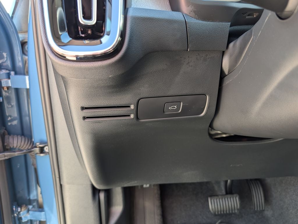 2025 Volvo XC40 B5 Plus Bright Theme