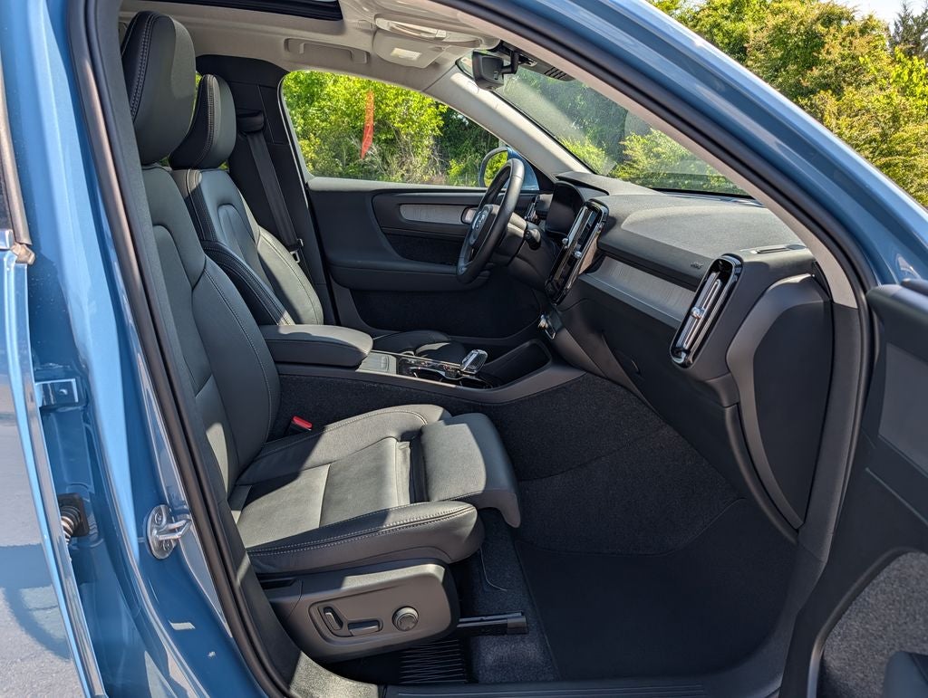 2025 Volvo XC40 B5 Plus Bright Theme