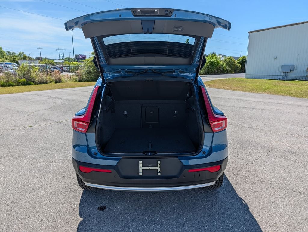 2025 Volvo XC40 B5 Plus Bright Theme