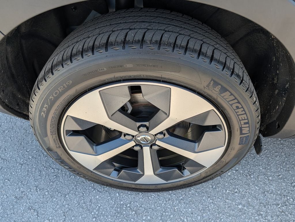 2025 Volvo XC40 B5 Plus Bright Theme