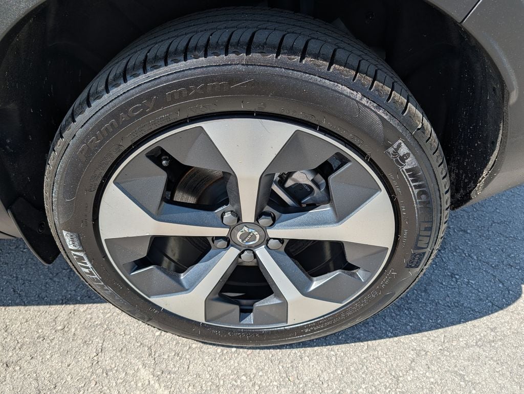2025 Volvo XC40 B5 Plus Bright Theme