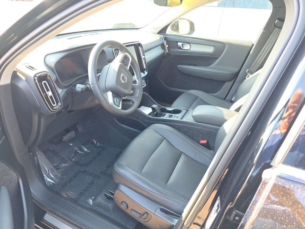2025 Volvo XC40 B5 Core